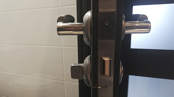 Специалист произвел ремонт защелки межкомнатной двери